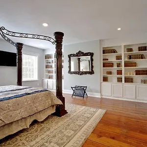 Newly Renovated 4 Bed 3 Bath And 2 Parking Spots Savannah